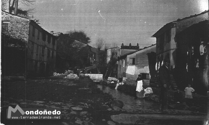 Os Muíños
Construcción del puente. Año 1934-1935. Alcalde D. José Villamarín. Figuran en la foto: A Xícara (con la sábana en la mano) y Ramón de Laredo (el niño vestido de negro). Foto cedida por Tarsicio Rico.
