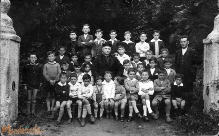 Escuela del Carmen 1929
Ramón Díaz Jácome es el niño de blanco, junto al padre Santiago Almeyra.

