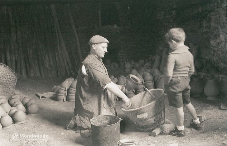 Haciendo cacharros de barro
Mayo de 1925
