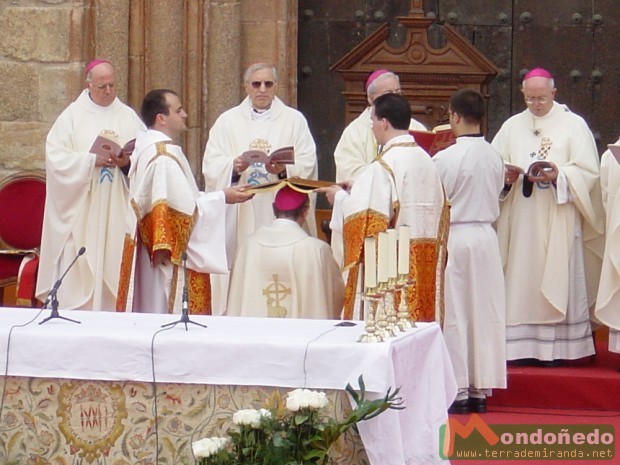 Ordenación del nuevo Obispo
Sánchez Monge con el evangeliario sobre la cabeza
