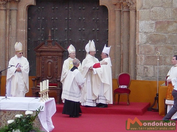 Ordenación del nuevo Obispo
Abrazo entre el anterior Obispo y el recién ordenado
