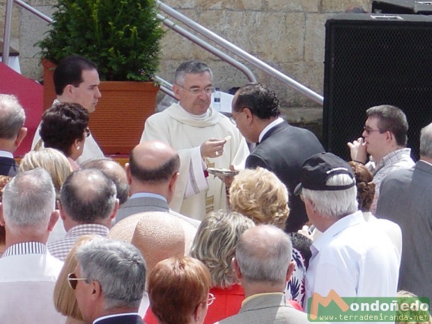 Ordenación del nuevo Obispo
Mons. Manuel Sánchez Monge dando la comunión
