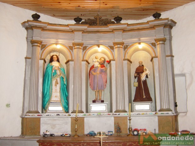 San Cristovo
El altar mayor de la capilla.
