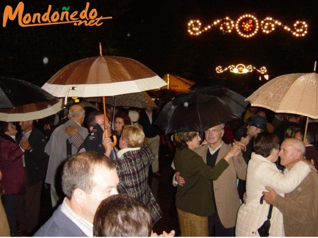 As San Lucas 2005
Luego dirán que las orquestas no invitan a bailar... En Mondoñedo hasta se baila con paraguas.
