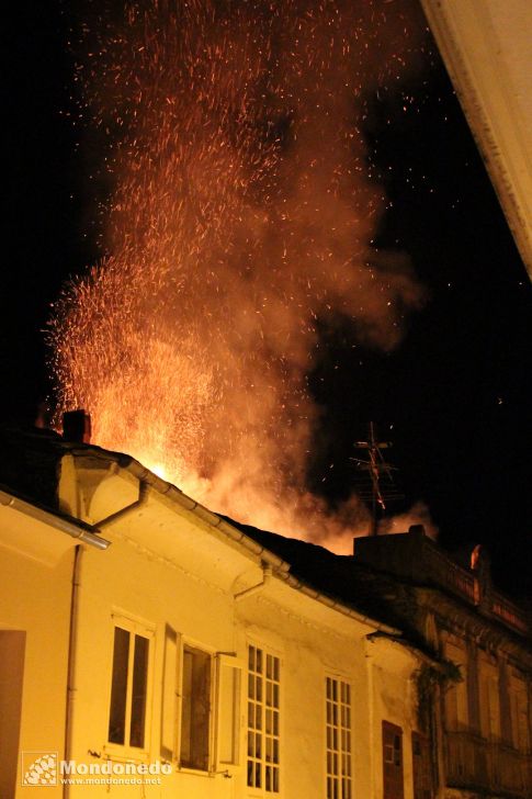 Incendio
Los bomberos apagan el fuego en una vivienda
