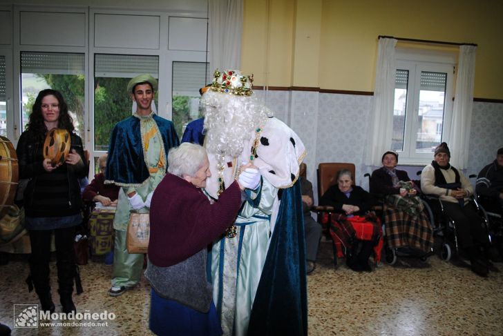 Cabalgata de Reyes
Visita al asilo (foto de mindonium.es)
