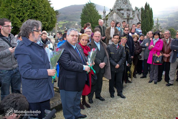 Homenaje a Álvaro Cunqueiro
Ofrenda en la tumba de Cunqueiro

