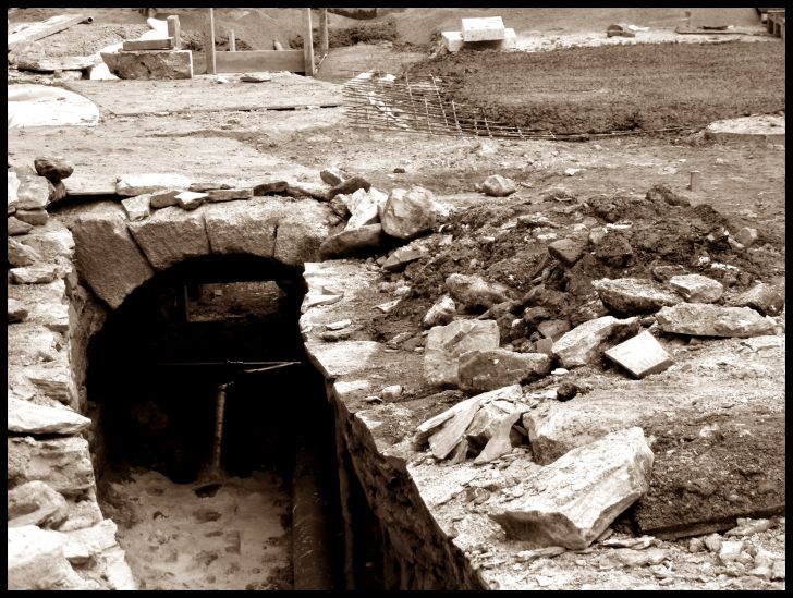 Obras: Fonte Vella
Arco de piedra por donde discurre el río de Sixto
Foto de Luisa Díaz
